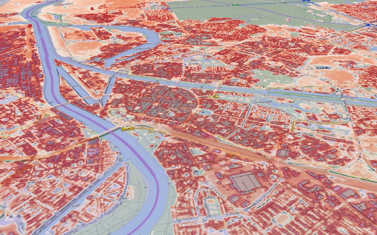 Mannheim im Stadtklimamodell um 14 Uhr, schräg von Süden gesehen: Die heißeste Luft steht als rotes Volumen über den dicht bebauten Quartieren, Straßen und Gleisflächen; Rhein, Neckar, Parks und Felder bleiben frei, weil ihre Luft kühler ist. Die Gebäude stehen als graue Körper darin.